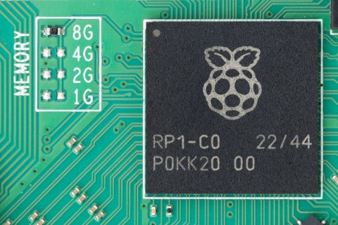 Raspberry Pi 5 のI/Oコントローラ「RP1」と搭載メモリ量を表す抵抗パターン